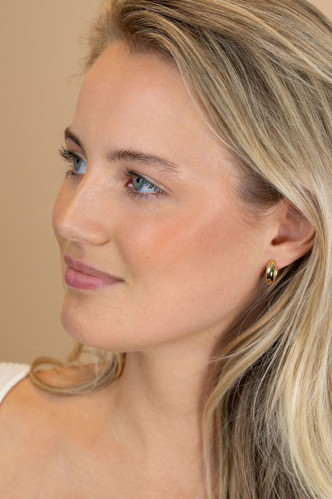 15,5mm ZINZI goldplated zilveren gladde oorringen met brede ronde buis 5mm met luxe klapsluiting ZIO2792G