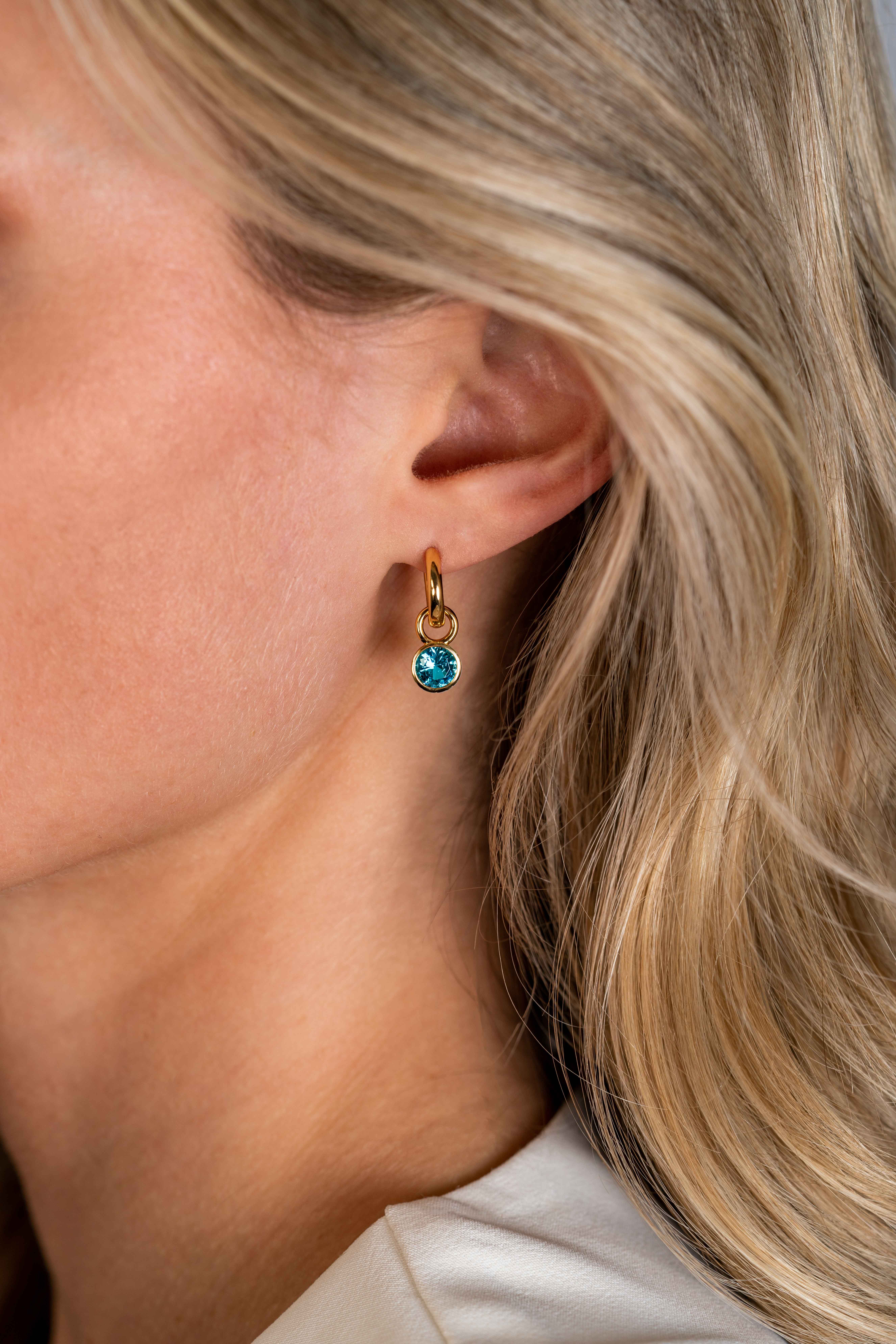 MAART oorbedels gold plated met geboortesteen blauw aquamarijn zirconia (excl. oorringen)
