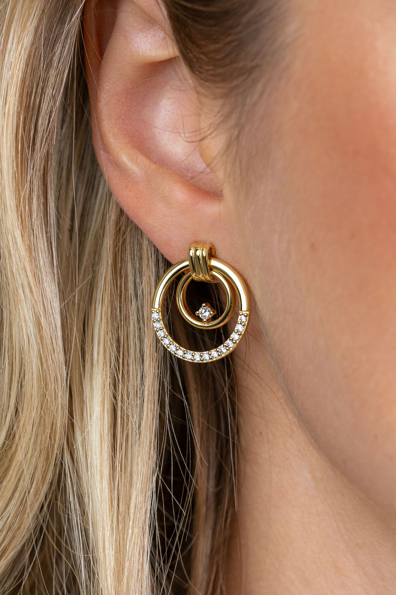 21mm ZINZI goldplated zilveren luxe oorstekers met elegante dubbele ronde ringen, speels bezet met witte zirkonia's ZIO2819