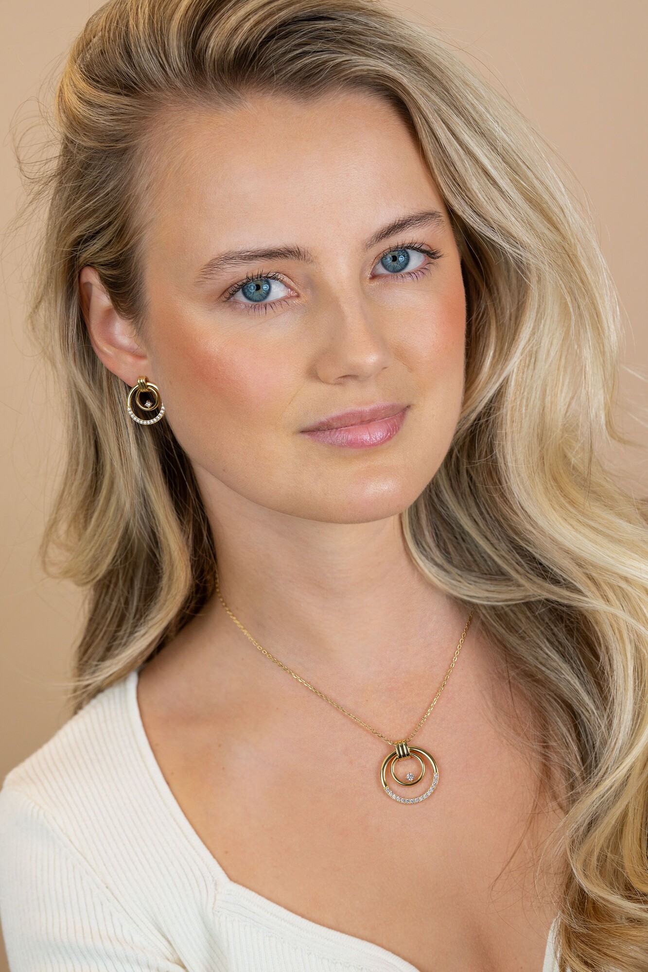 ZINZI goldplated zilveren ketting 45cm met elegante dubbele ronde hanger (24mm) speels bezet met witte zirkonia's ZIC2819