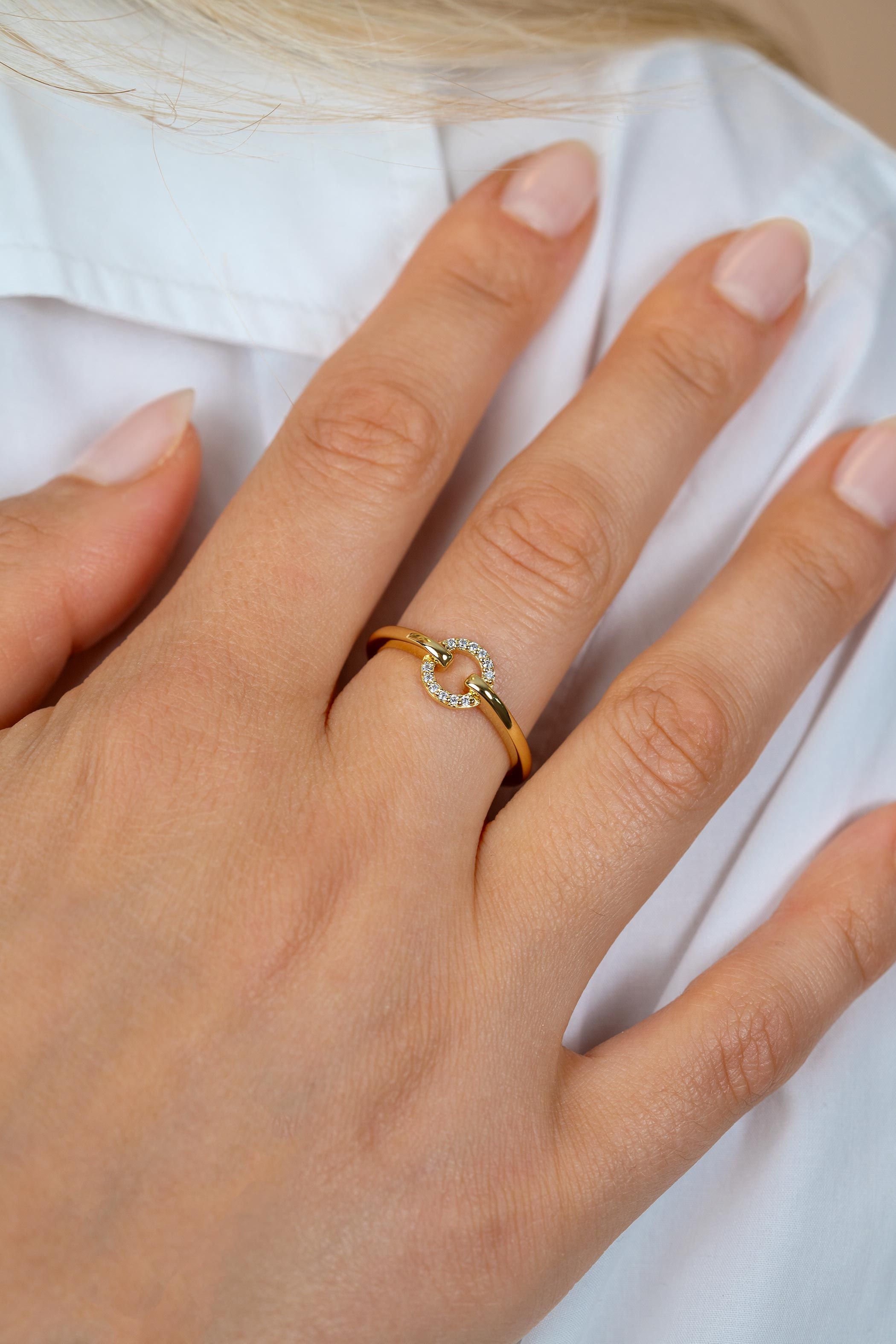 ZINZI goldplated zilveren ring met open ronde vorm bezet met witte zirkonia's ZIR2809