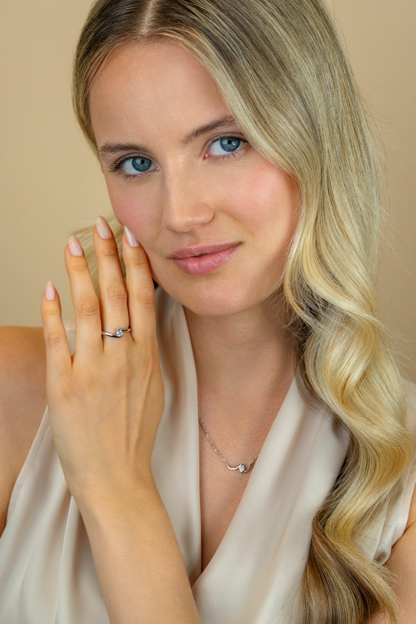 ZINZI zilveren ring (6mm breed) met ronde zirkonia, sierlijk omklemd door twee banen ZIR2766