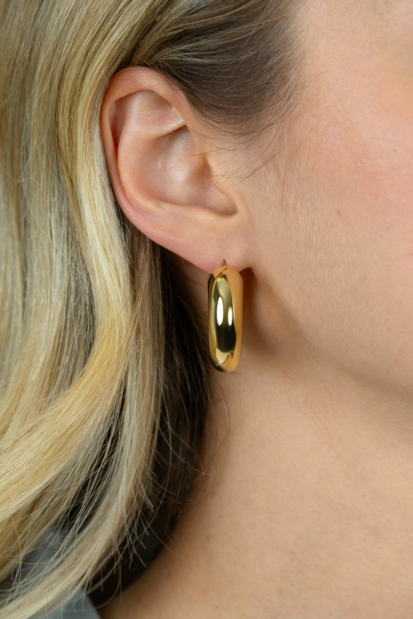 28mm ZINZI gold plated zilveren oorringen met brede buis (8mm) en rond model, handige bovensluiting  ZIO2749G