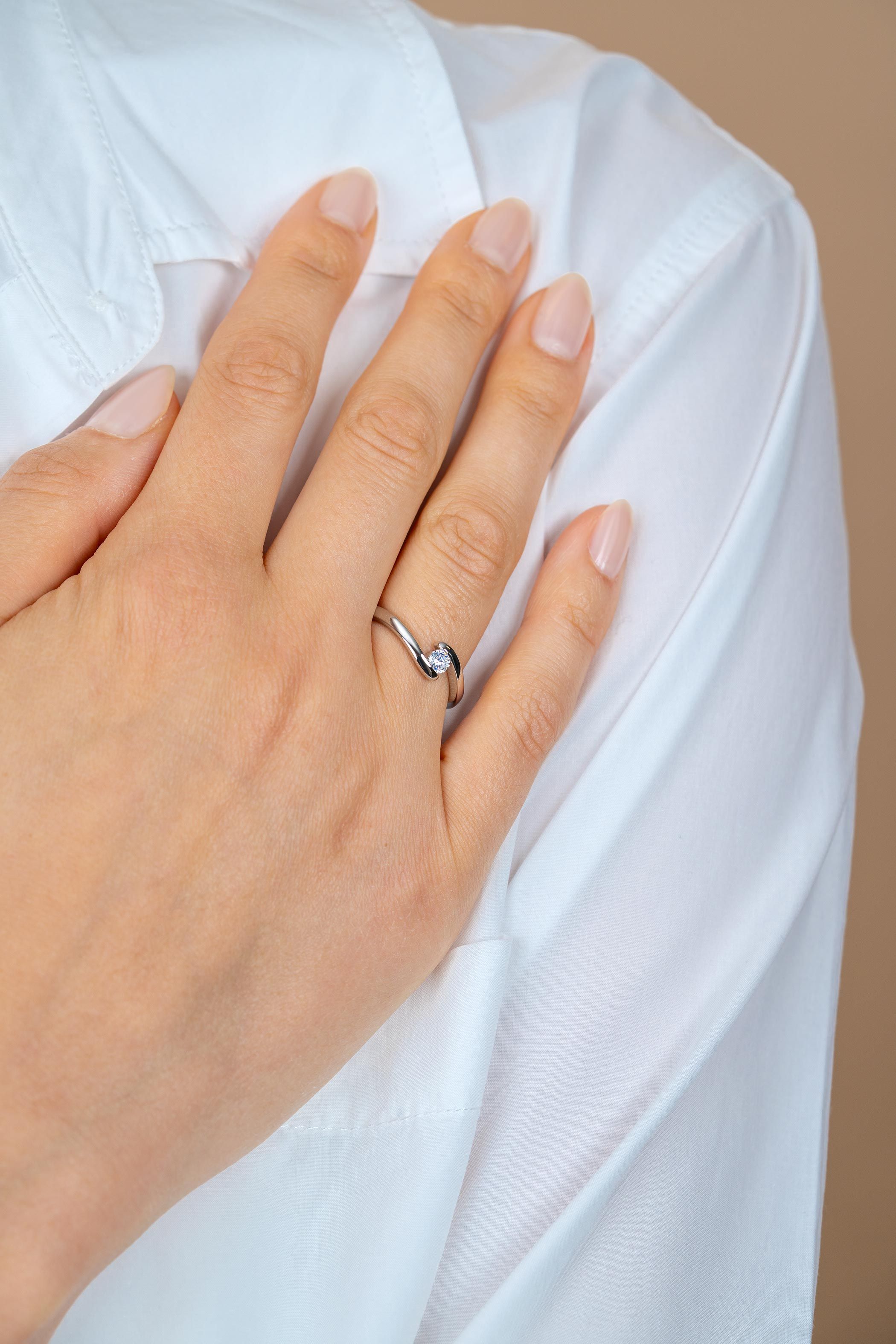 ZINZI zilveren ring (6mm breed) met ronde zirkonia, sierlijk omklemd door twee banen ZIR2766