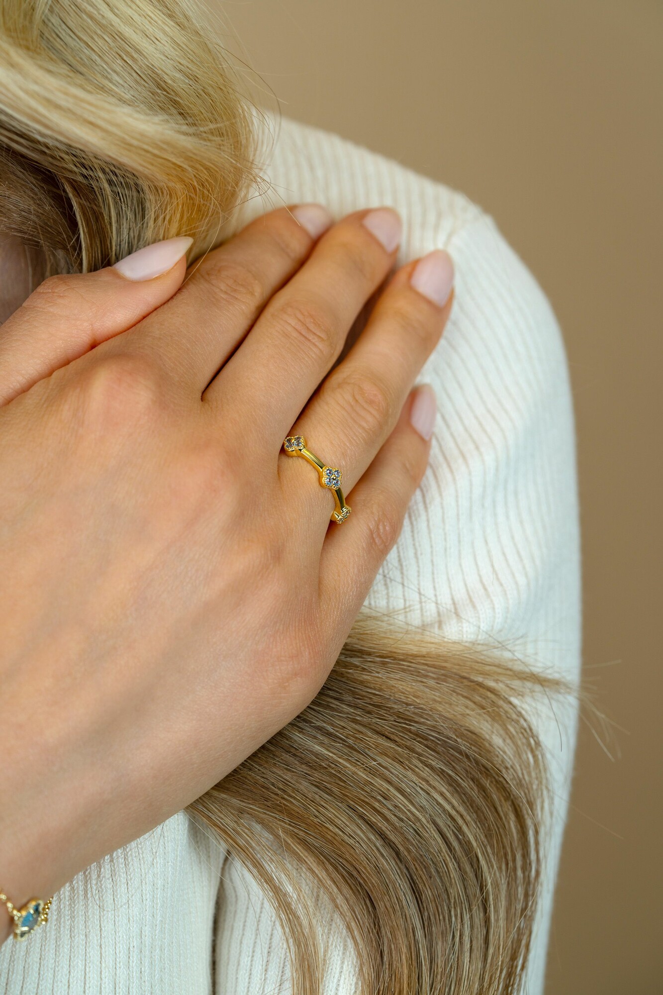 ZINZI gold plated zilveren ring (5mm breed) met lichtblauwe klavers ZIR2662