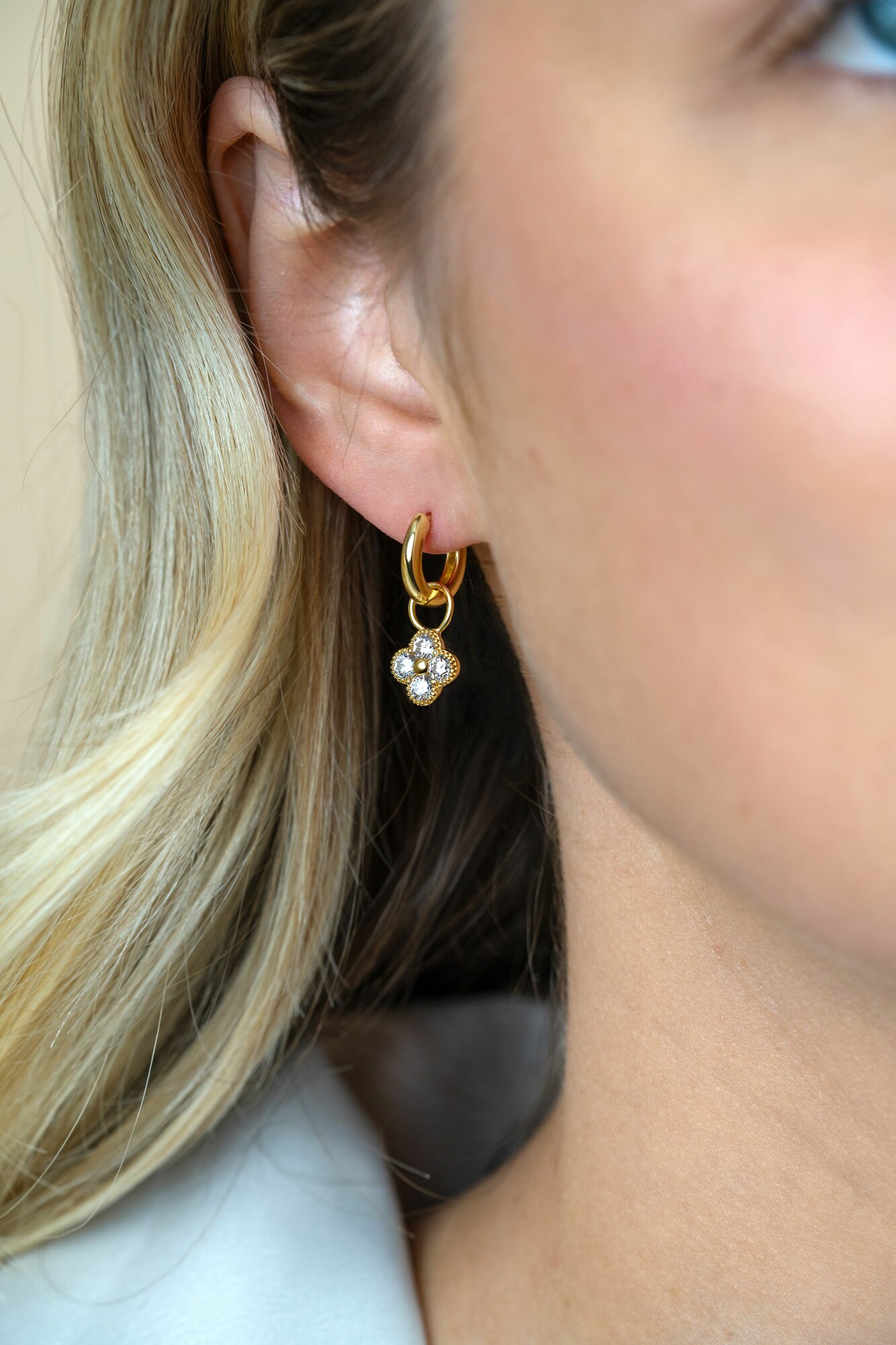 8mm ZINZI gold plated zilveren oorbedels klavertje ZICH2735Y (zonder oorringen)