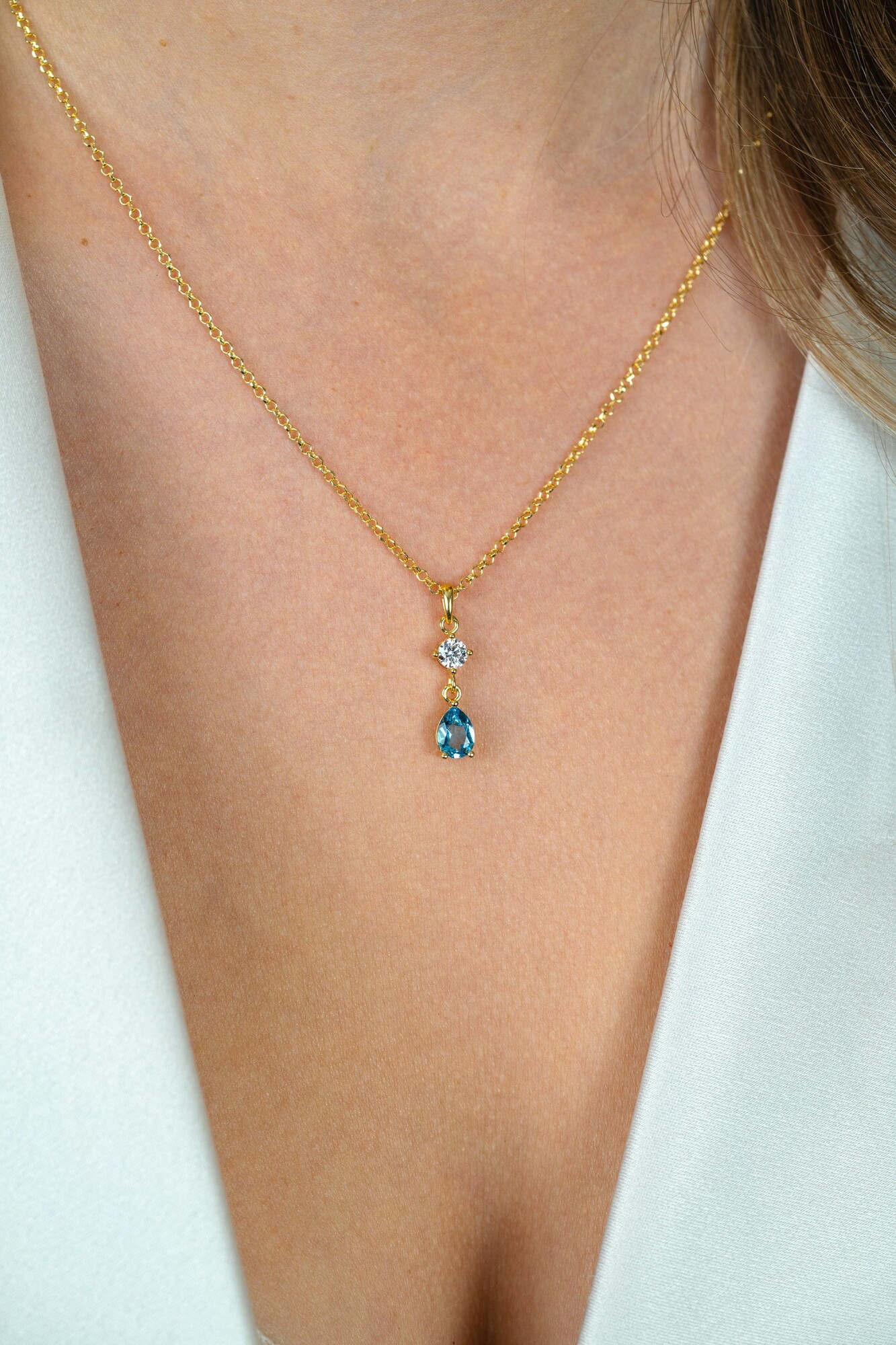 ZINZI gold plated zilveren ketting 42-45cm met luxe peervormige hanger met lichtblauwe kleursteen en witte zirkonia ZIC2744