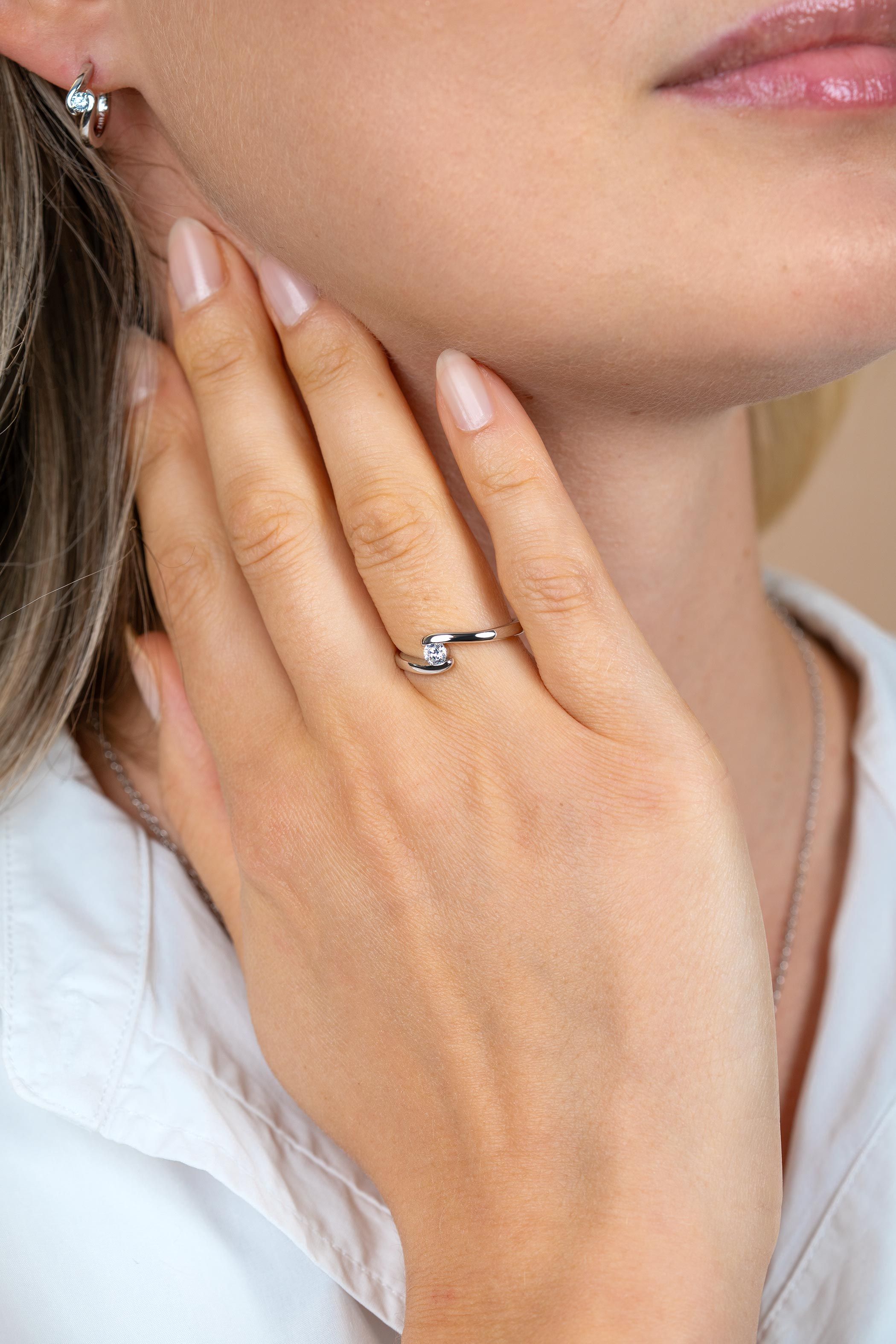 ZINZI zilveren ring (6mm breed) met ronde zirkonia, sierlijk omklemd door twee banen ZIR2766