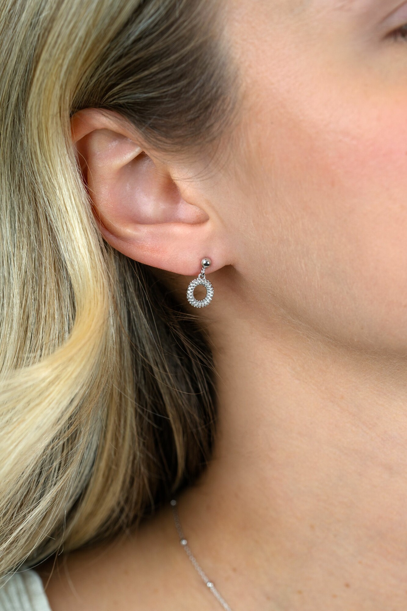 14mm ZINZI zilveren oorstekers met open rondje van 8,5mm voorzien van een bolstructuur ZIO2704