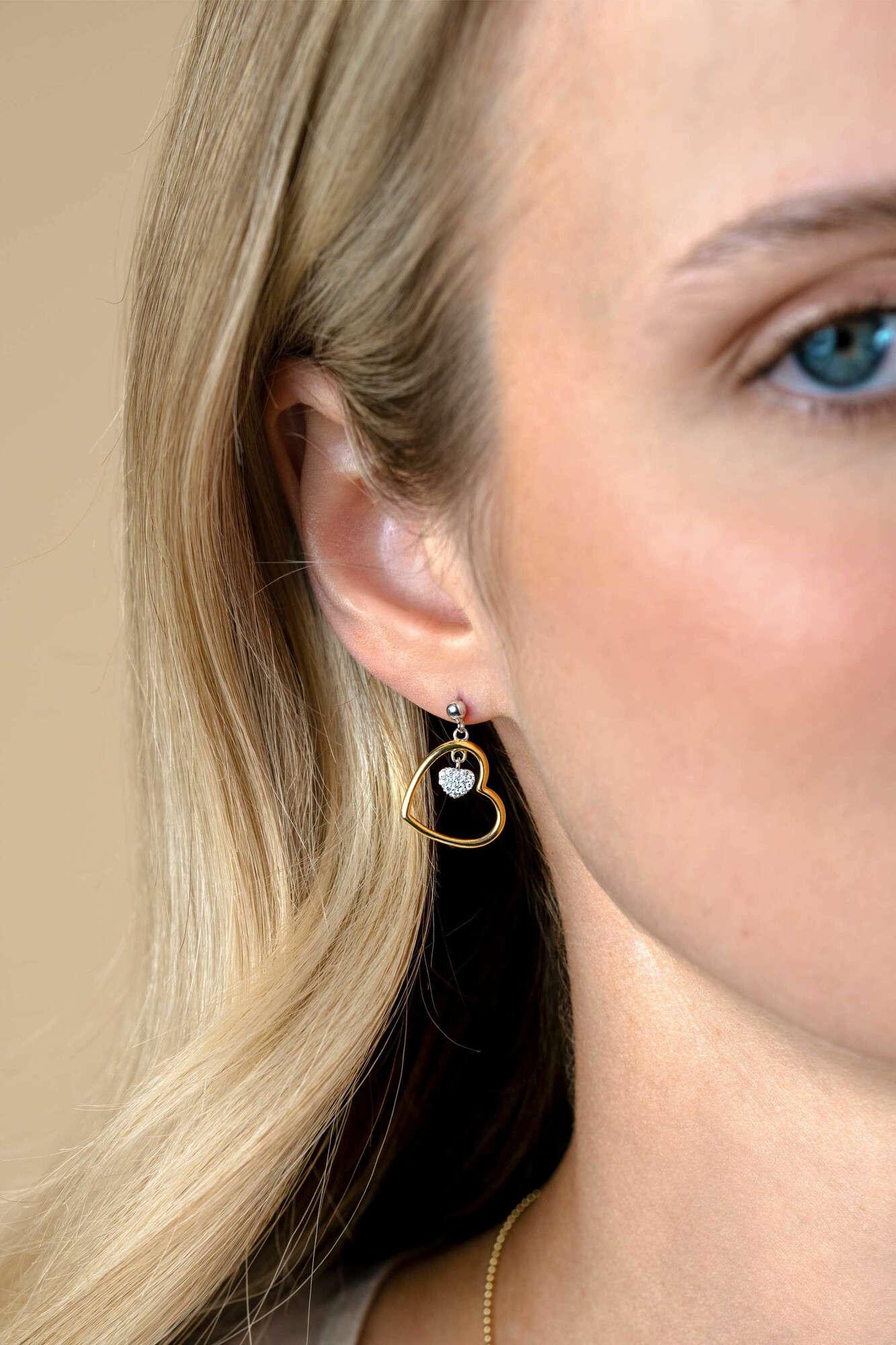 20mm ZINZI gold plated zilveren oorstekers open hart 15mm en bungelend hartje bezet met witte zirconia's ZIO2621