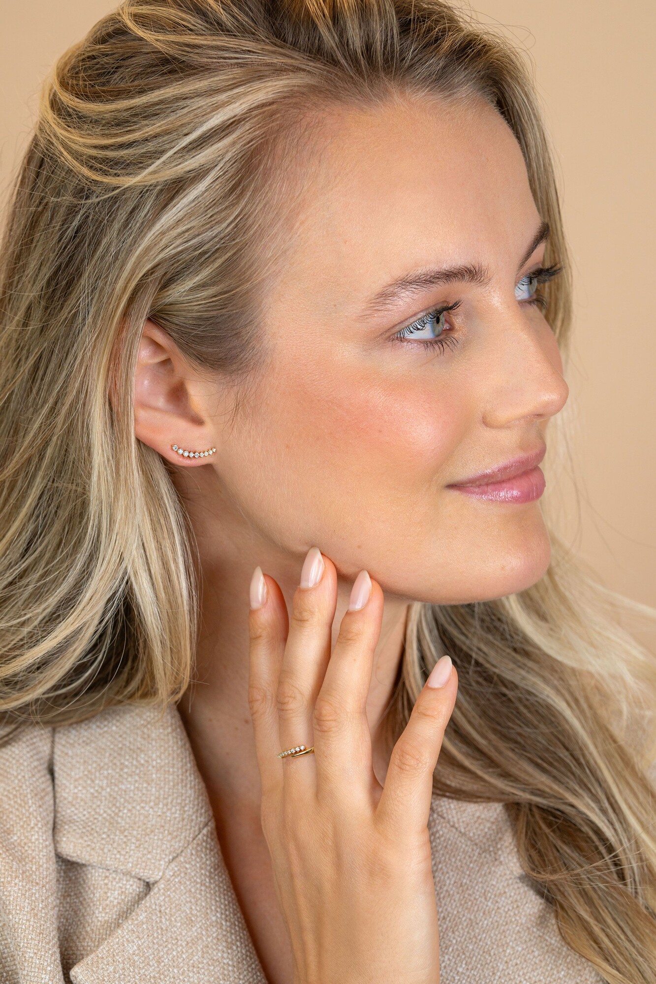 15mm ZINZI goldplated zilveren oorstekers met asymmetrische curve bezet met negen witte zirkonia's ZIO2818