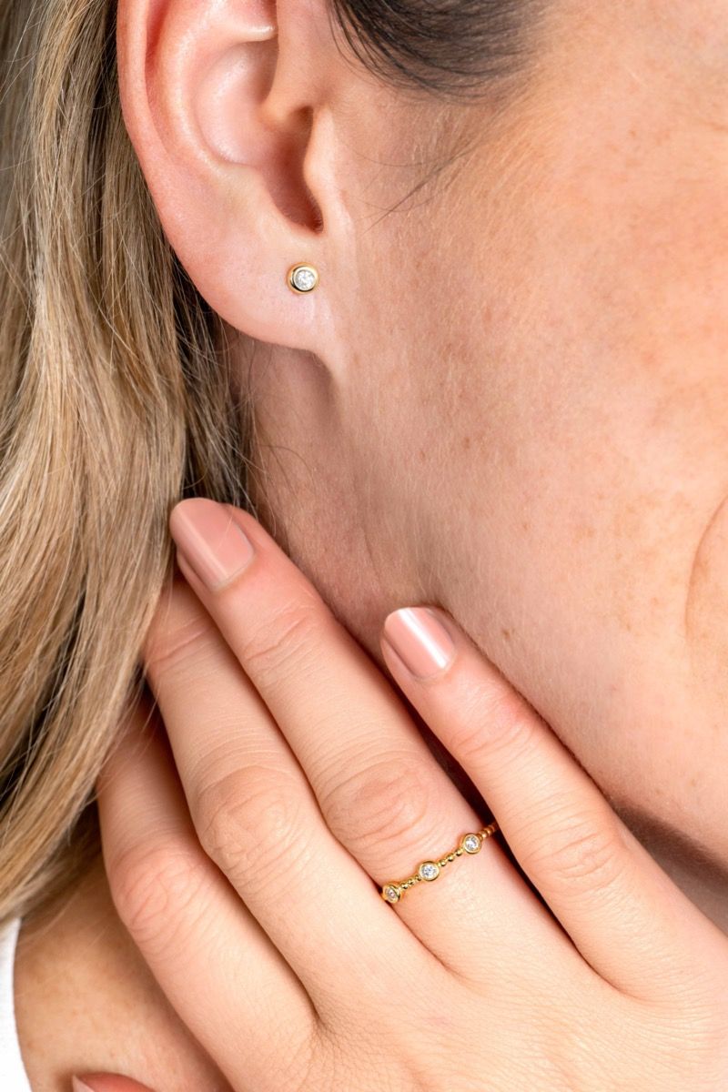 ZINZI Gold 14 krt gouden ring met bolletjes scheen en bezet met drie ronde witte zirconia's in bolletjes zetting van 3mm ZGR309