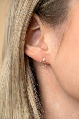 9mm ZINZI Gold 14 krt gouden oorstekers met trendy open ronde vormen en klein staafje op het oor ZGO404
