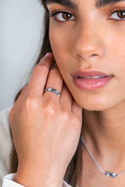 ZINZI zilveren ring met ronde en rechthoekige zettingen, bezet met witte en blauwe kleurstenen ZIR2293