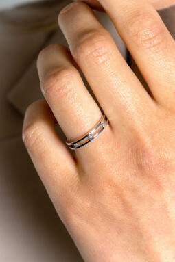 ZINZI zilveren multi-look ring, met de look van twee smalle ringen waartussen drie witte zirconia's zijn bevestigd ZIR2451