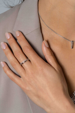 ZINZI zilveren multi-look ring, met de look van twee smalle ringen waarbij één ring is bezet met witte zirconia's ZIR2452