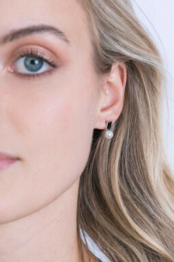 ZINZI zilveren witte parel oorknoppen met zwarte baquette geslepen zirconia ZIO2135Z