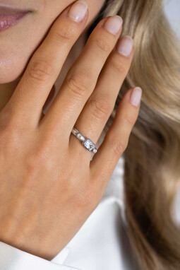 ZINZI zilveren elegante ring, met drie rechthoekige zirconia's en een scheen met gedraaide bewerking ZIR2396