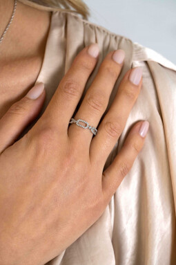 ZINZI zilveren ring met drie trendy ovale schakels, schitterend bezet met witte zirconia's ZIR2398