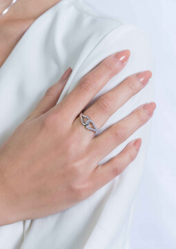 ZINZI zilveren ring symboliseert verbondenheid met witte zirconia's ZIR2119