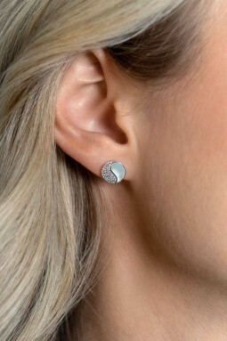 9mm ZINZI zilveren Yin Yang oorstekers, bezet met parelmoer en witte zirconia's. Yin Yang staat symbool voor: balans, harmonie, dynamiek en verbondenheid ZIO2423