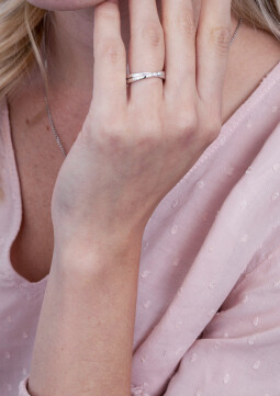 ZINZI zilveren ring kruislings wit ZIR2039