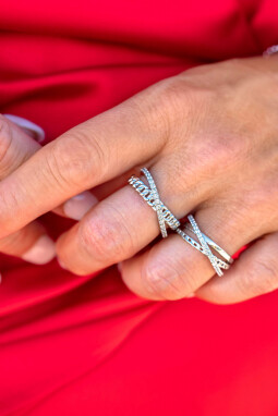 ZINZI zilveren luxe ring met cross-over design, bezet met witte zirconia's en gourmet schakels ZIR2326