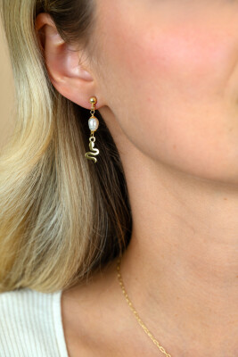 35mm ZINZI gold plated zilveren oorstekers met slang en witte zoetwaterparel ZIO2761