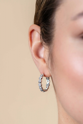 21mm ZINZI zilveren halve oorringen 4mm buisdikte, bezet met 12 witte zirconia's en met vlindersluiting ZIO2573
