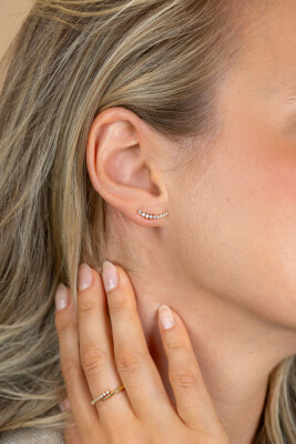 15mm ZINZI goldplated zilveren oorstekers met asymmetrische curve bezet met negen witte zirkonia's ZIO2818