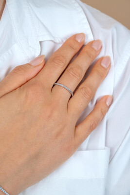 ZINZI zilveren aanschuifring (1,7mm breed) met een subtiele rij sprankelende zirkonia's ZIR2794C