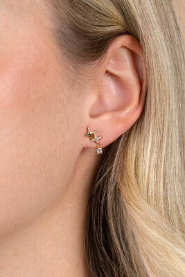 14,5mm ZINZI goldplated zilveren oorstekers 'sterrendans' met twee speelse sterren en bungelende witte zirkonia ZIO2837