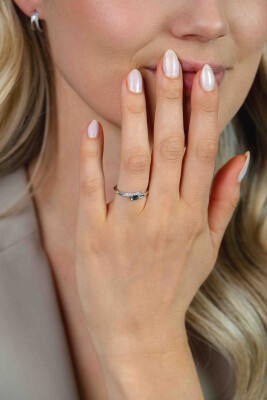 ZINZI zilveren ring met een elegante twist en met witte zirkonia’s die perfect in de vorm meelopen ZIR2833