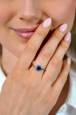 ZINZI zilveren ring met achthoekige zetting en saffierblauwe kleursteen ZIR2803B