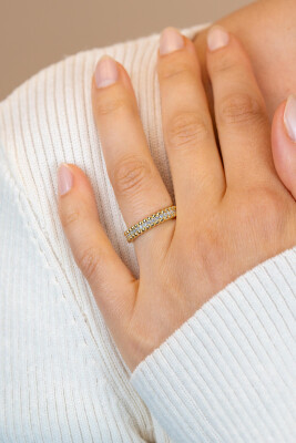 ZINZI goldplated zilveren multi-look ring met speelse structuur en een rij witte zirkonia's als middenbaan ZIR2834YC