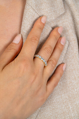 ZINZI goldplated zilveren rijring (4mm breed) bezet met 7 witte zirconia's ZIR2808