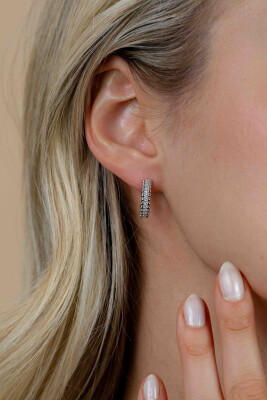 16,5mm ZINZI zilveren oorringen met speelse structuur en een rij witte zirkonia's in het midden, luxe klapsluiting ZIO2834