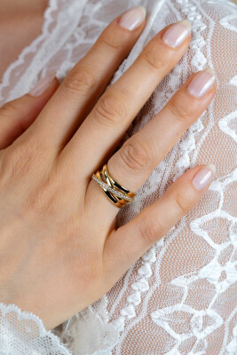 ZINZI gold plated zilveren brede cross-over ring glad wit ZIR1790Y