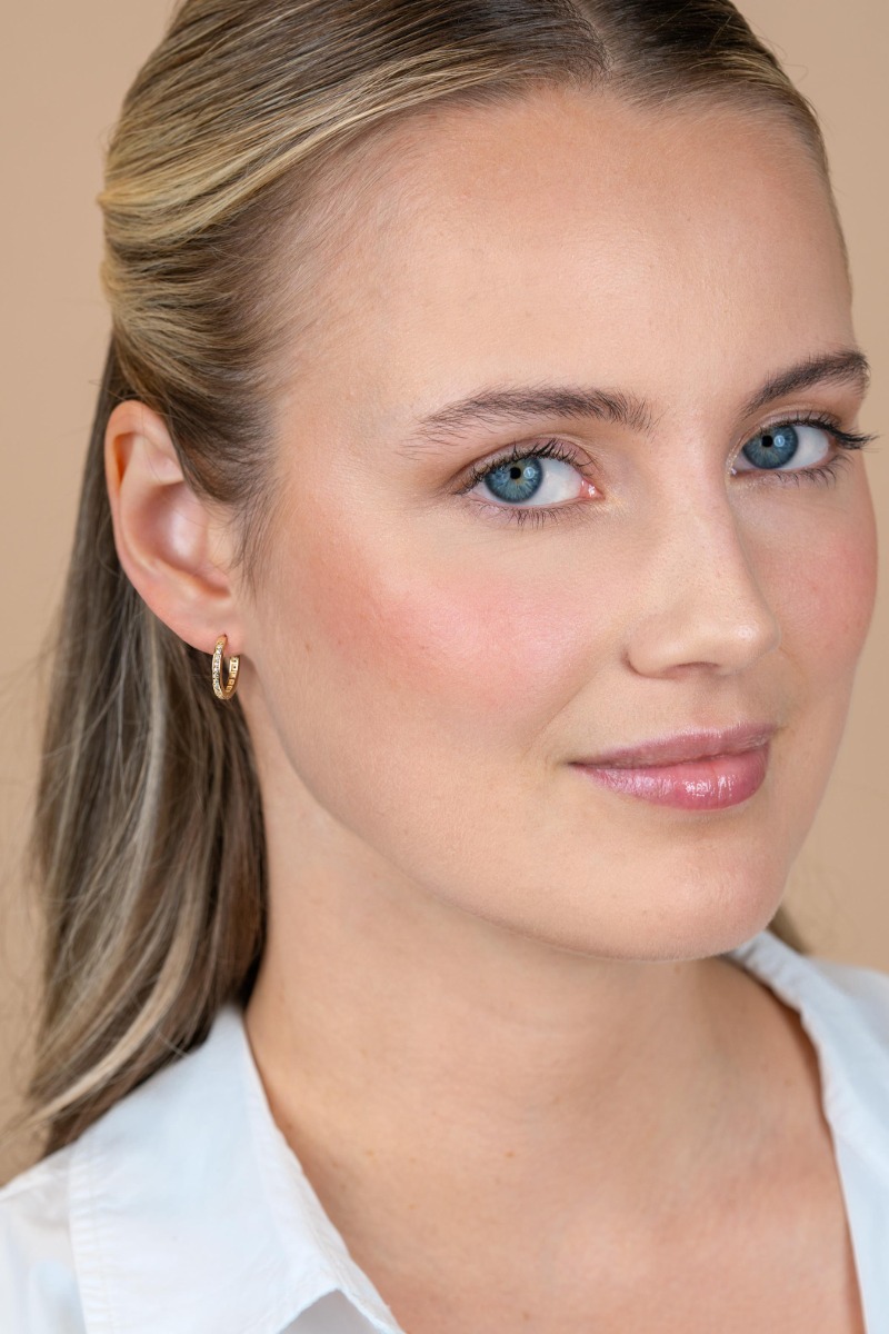 15mm ZINZI Gold 14 krt gouden oorringen, bezet met witte zirconia's met luxe klapsluiting 15mm x 2mm vierkante buis ZGO571Z
