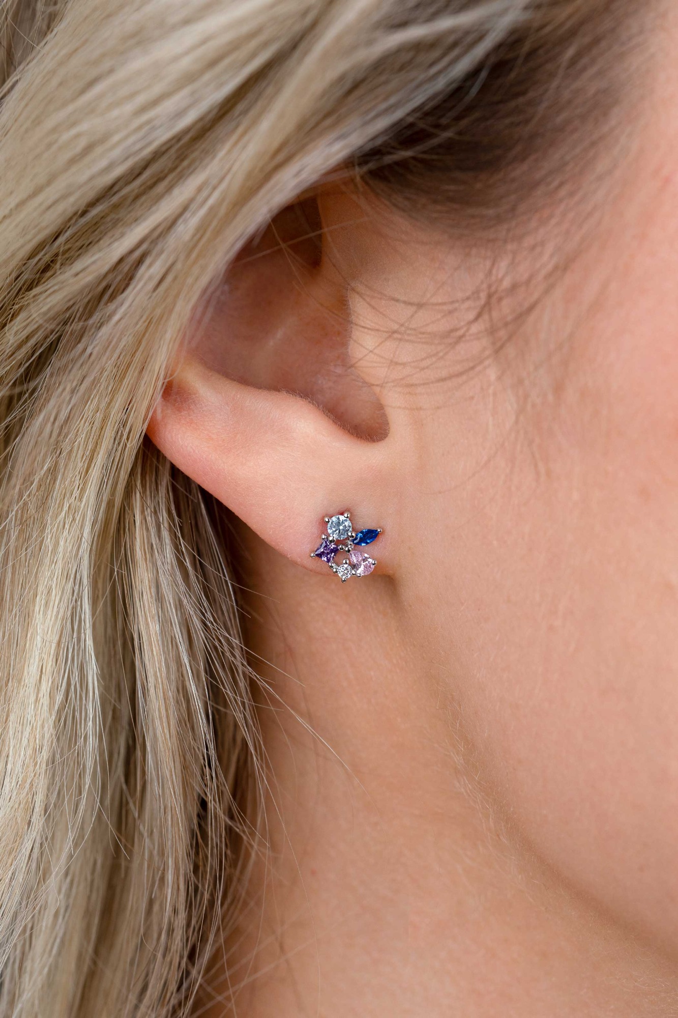 8mm ZINZI zilveren oorstekers bezet met een speelse combinatie van witte, roze, paarse en blauwe kleurstenen in verschillende slijpvormen ZIO2866